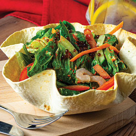 Салат с креветками в корзине