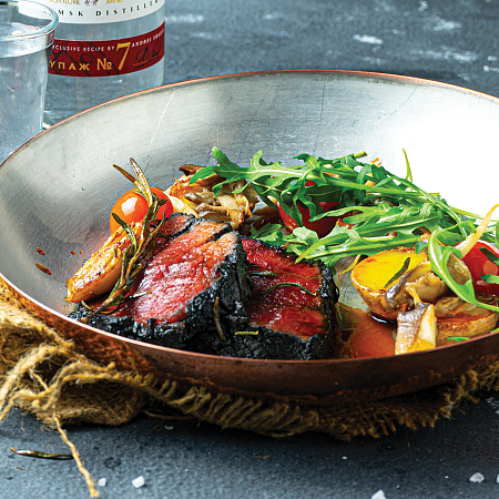 Угольная вырезка быка с рукколой и бальзамической заправкой