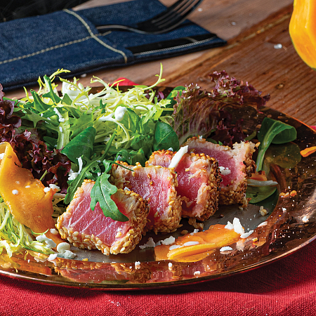 Теплый салат с тунцом и  манго